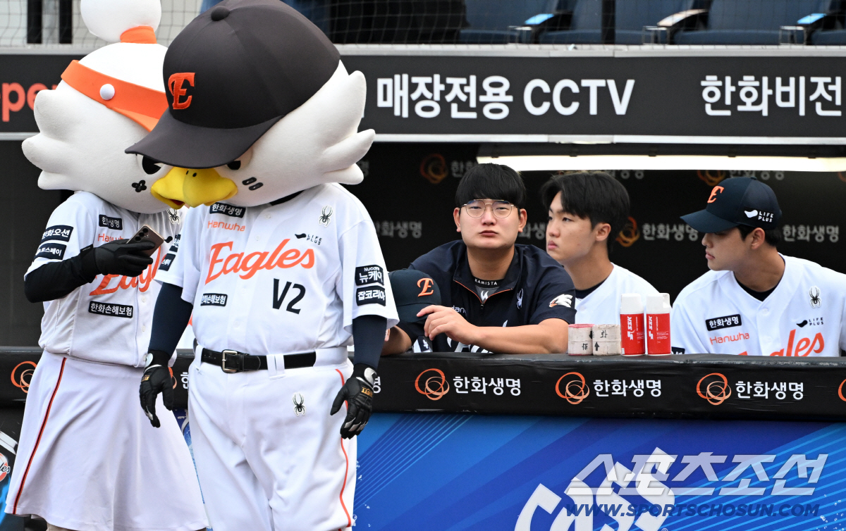 [포토] 김서현에게 관심 보이는 마스코트