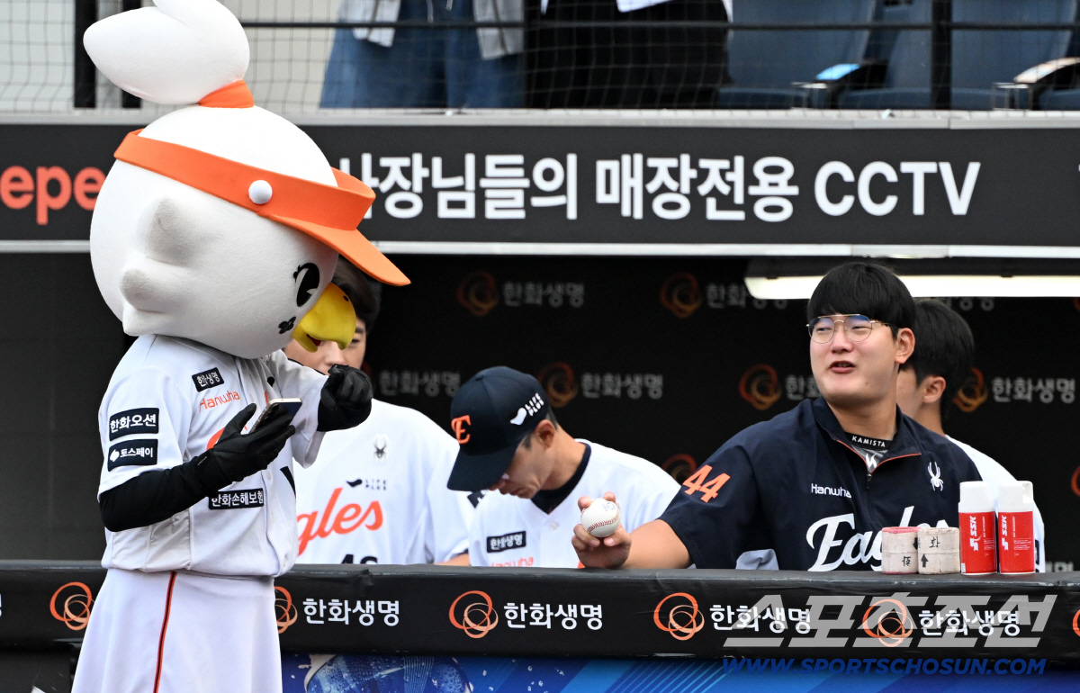 [포토] 마스코트 애교에 미소 짓는 김서현