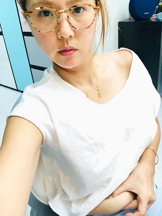 '주영훈♥' 이윤미, 뱃살 꼬집은 과감 인증샷 "다이어트는 평생 숙제"
