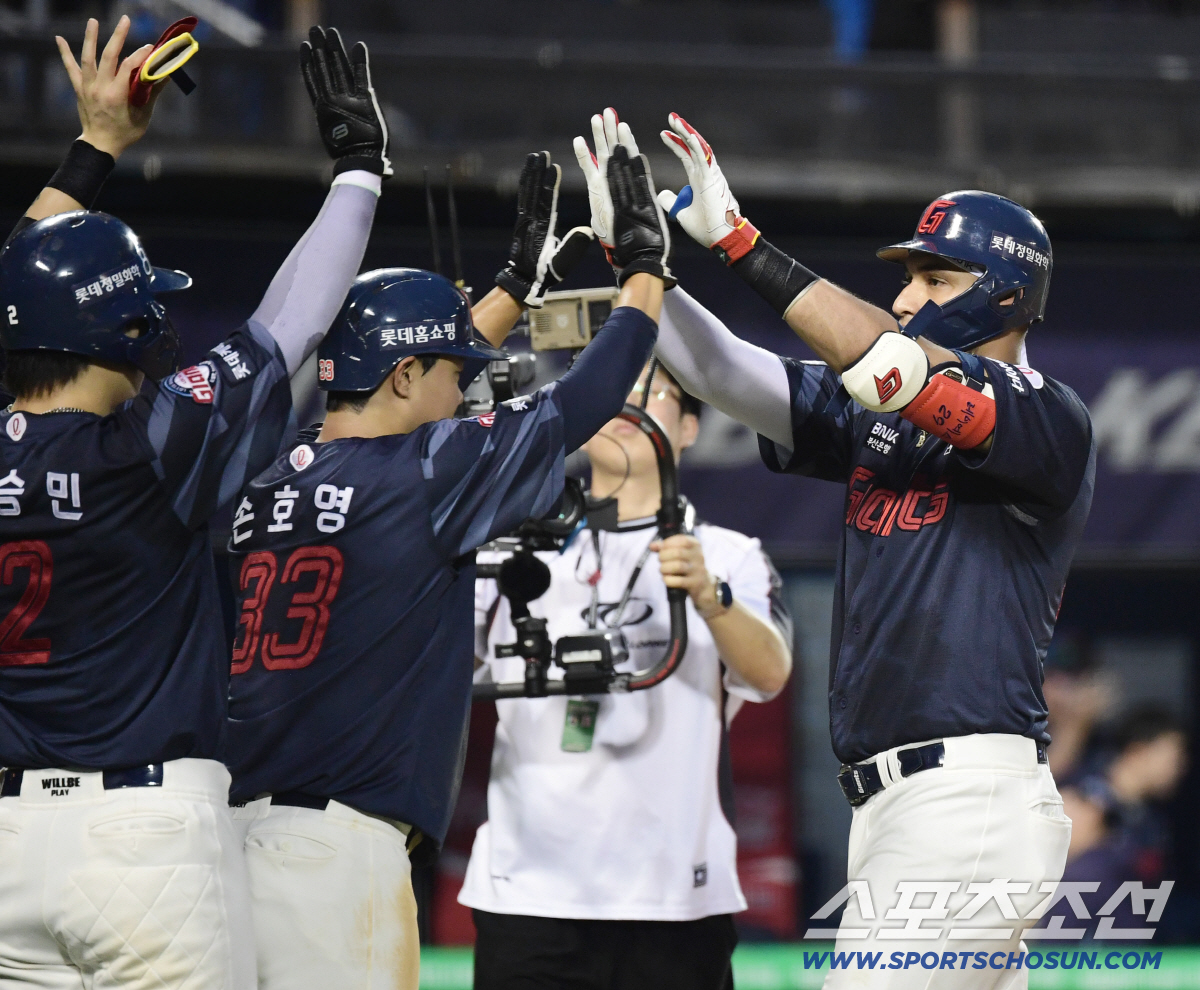 5-3 역전승 LG 70승 선착. 정규리그 우승확률 77.1% 잡았다. …