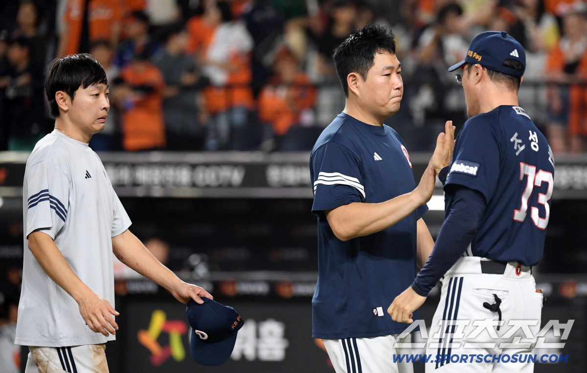 [포토] 조성환 감독대행 '정수빈-양의지 덕분에'