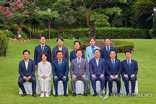 李대통령 '졸속우려' 언급에…'단계적 檢개혁' 로드맵 도출 당정대