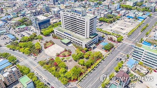 "퇴근하고 오세요"…군산시 '목요일 여권 야간 창구' 운영