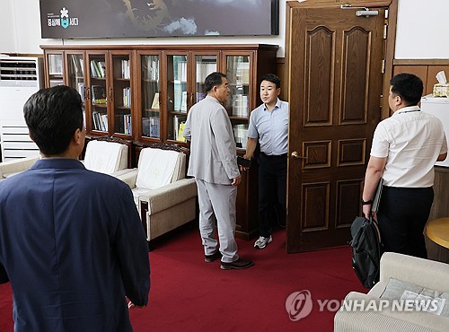 사상 초유 충북도지사실 압수수색에 지역 정·관계 '술렁'