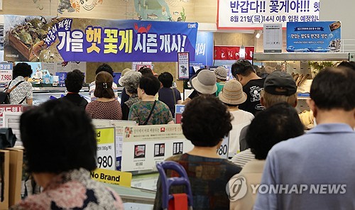 (서울=연합뉴스) 이진욱 기자 = 대형마트 3사가 가을 햇꽃게 최저가 판매 경쟁에 나선다. 서해안 꽃게 금어기가 풀리는 첫날인 21일부터 가격 경쟁이 시작된다. 이마트는 오는 24일까지 나흘간 신세계포인트를 적립한 고객에게 가을 햇꽃게를 100g당 788원에 판매한다. 홈플러스는 오는 22∼24일 빙장꽃게를 행사 카드로 결제하면 100g당 780원에 판매한다. 롯데마트는 오는 27일까지 활꽃게를 100g당 992원에 판매한다. 사진은 이날 서울 한 대형마트 꽃게 판매대에서 구매를 위해 줄 선 시민들 모습. 2025.8.21 cityboy@yna.co.kr
