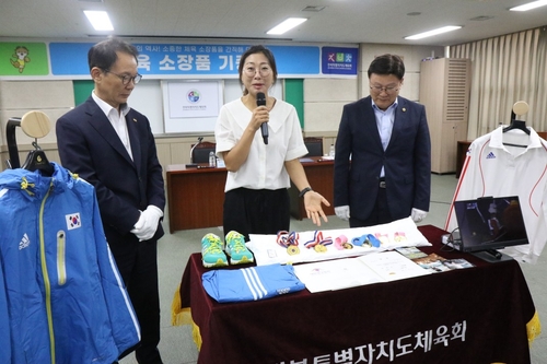 런던올림픽 양궁 금메달 최현주, 전북에 체육소장품 기증