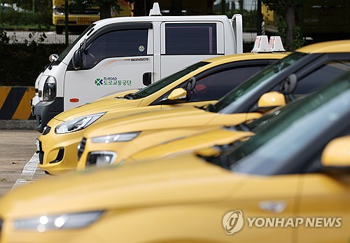 운전학원서 혼자 차 몰다 작업자 들이받은 수강생 등 3명 입건(종합)
