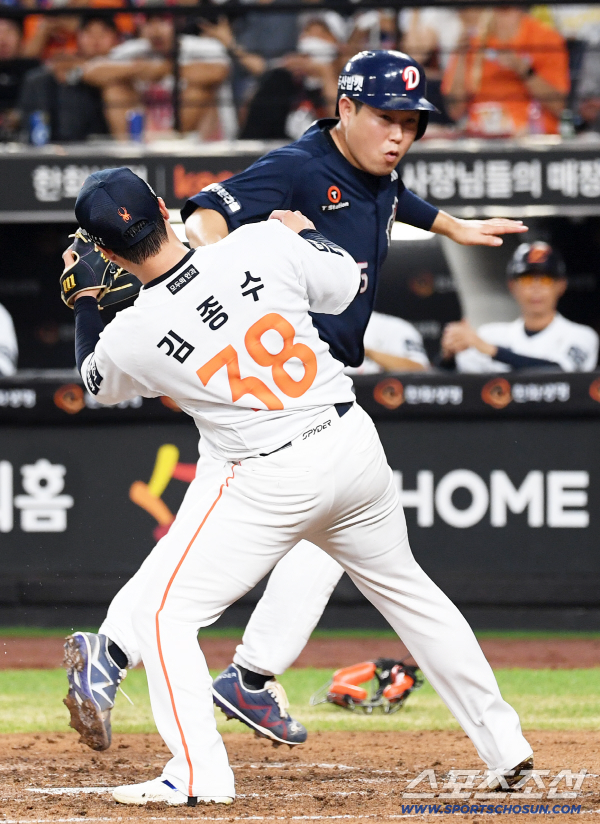 '이걸 살았다고?' 완벽한 태그아웃 타이밍, 죽다 살아난 양의지가 양팔을…