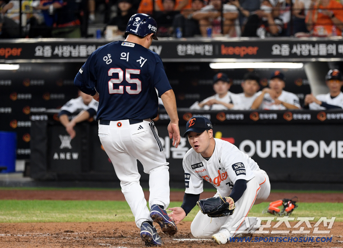 '이걸 살았다고?' 완벽한 태그아웃 타이밍, 죽다 살아난 양의지가 양팔을…