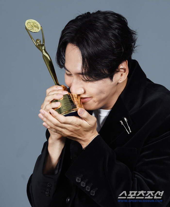 [단독] '악연' 남우조연상 이광수 "유재석 형 축하에 울컥..'청룡'에 자존감 충전"(제4회 청룡시리즈어워즈 인터뷰)