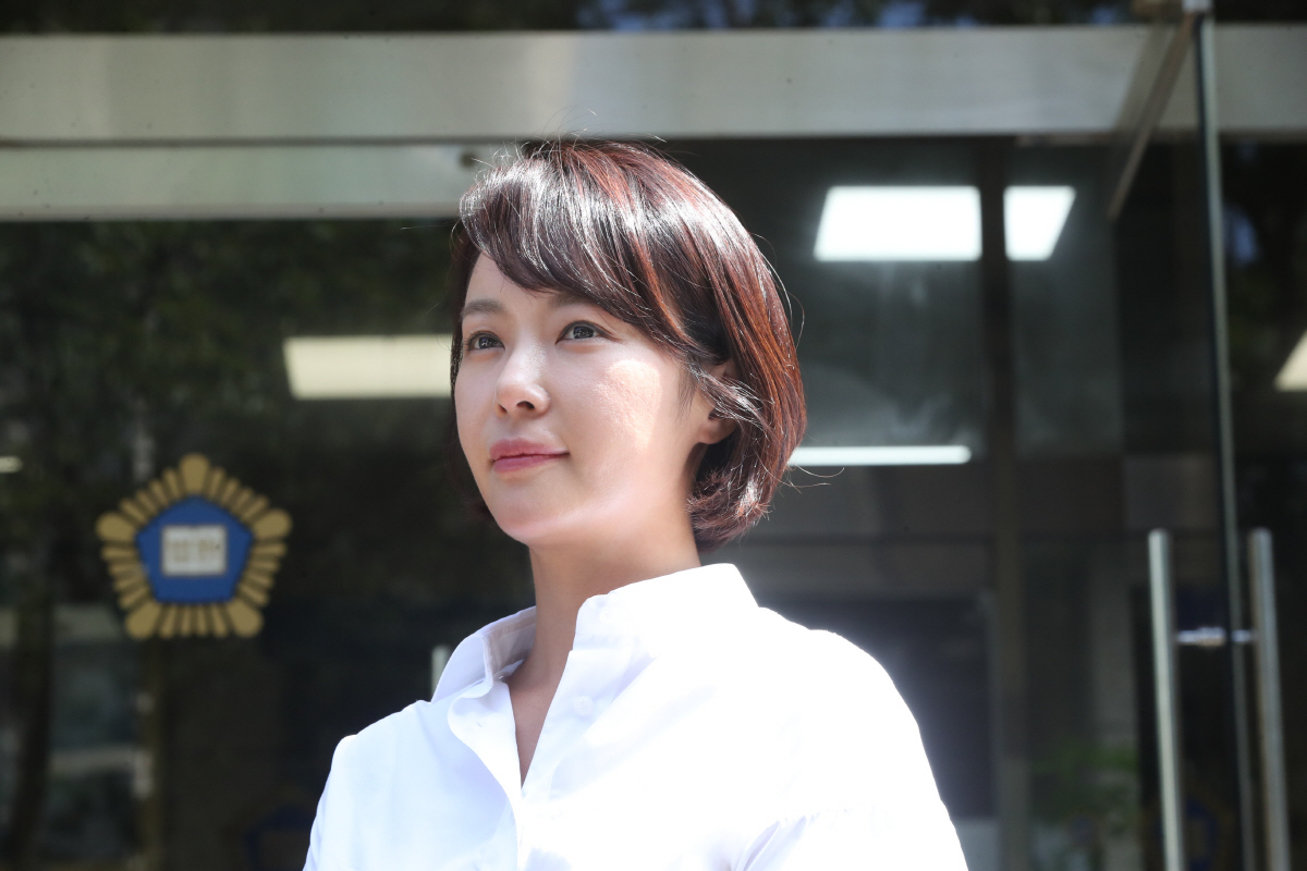 檢, 황정음에 징역 3년 구형..회삿돈 43억 횡령 혐의