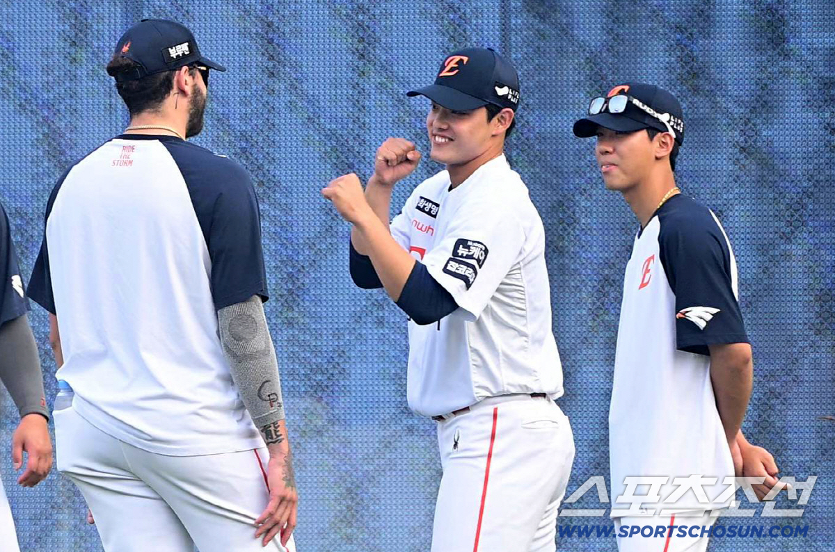 폰세한테 까불었다 움찔한 문동주...함부로 주먹 올리면 안 되겠네