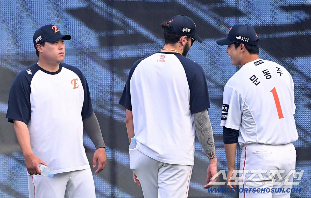 폰세한테 까불었다 움찔한 문동주...함부로 주먹 올리면 안 되겠네