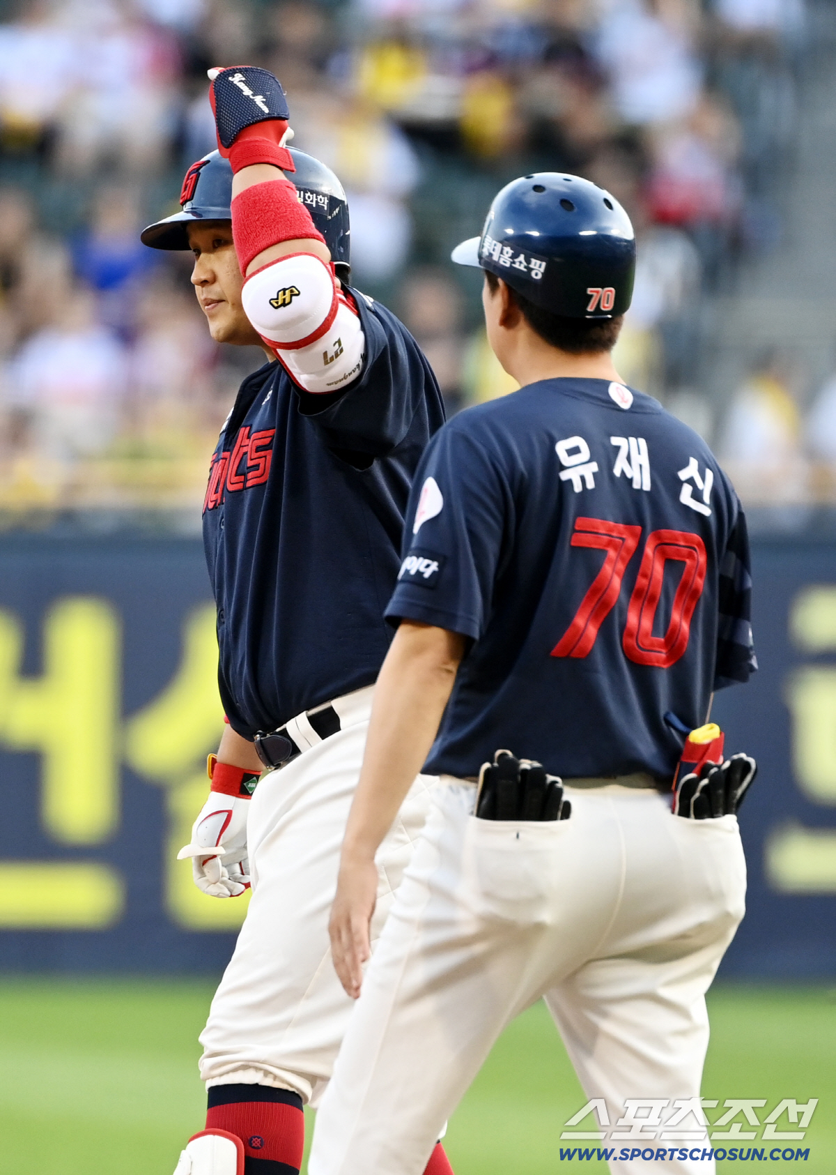 [포토] 환호하는 유강남, 타격감 절정!
