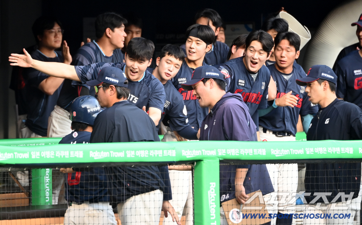 [포토] 황성빈 선취득점에 환호하는 롯데
