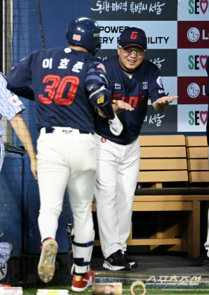 '호준이 어서와~' 김태형 감독, 이호준 125m 솔로포에 아빠미소 활짝...이런 모습 처음이야 [잠실 현장]
