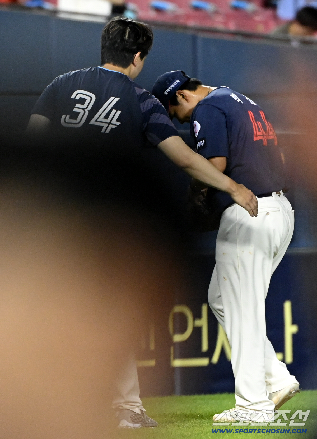 [포토] 박진 격려하는 김원중, 잘해줬어