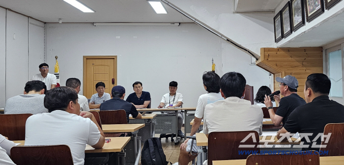 "유승민 회장님,폭염속 초등대회X최저학력제 개선이 시급합니다" 경주 화랑기 현장,'열정'지도자X'진심'행정가 유소년 위해 머리를 맞댔다
