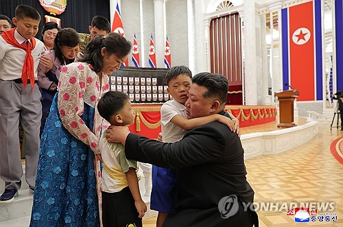 전사자 초상 쓰다듬고 눈물로 유족 포옹…김정은, 파병군 표창(종합)