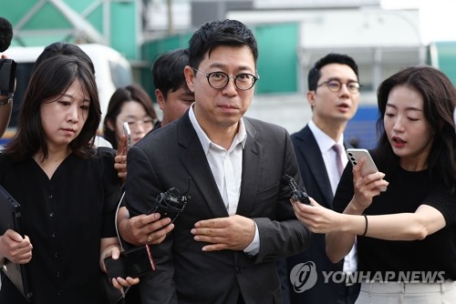 김건희 '집사게이트' 투자중개사 대표 특검 출석…경위 추적