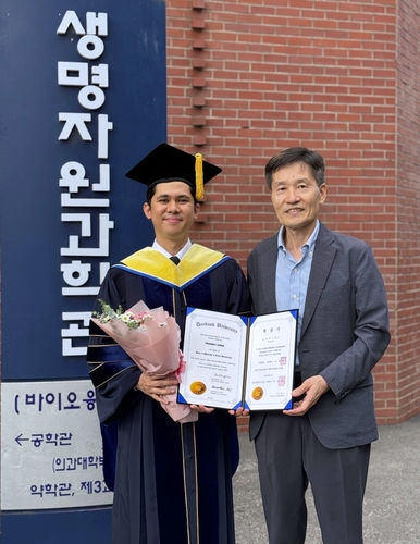 단국대 필리핀 유학생 로비 바스케즈 씨, 학위수여식서 학술상