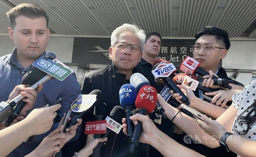 대만 방문한 젠슨 황 "中에 H20 후속 칩 공급, 美와 대화 중"(종합)