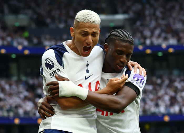 '내가 버리는 카드였다니!' 에제 영입실패로 밝혀진 레비회장의 음흉한 속셈, 히샬리송 '마상'입었다. 안팎의 신뢰 다 잃은 토트넘은 폭망각