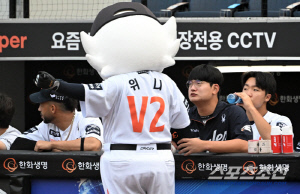 '괜찮아 그럴 수도 있어' 진심으로 마무리 투수 김서현 위로한 마스코트