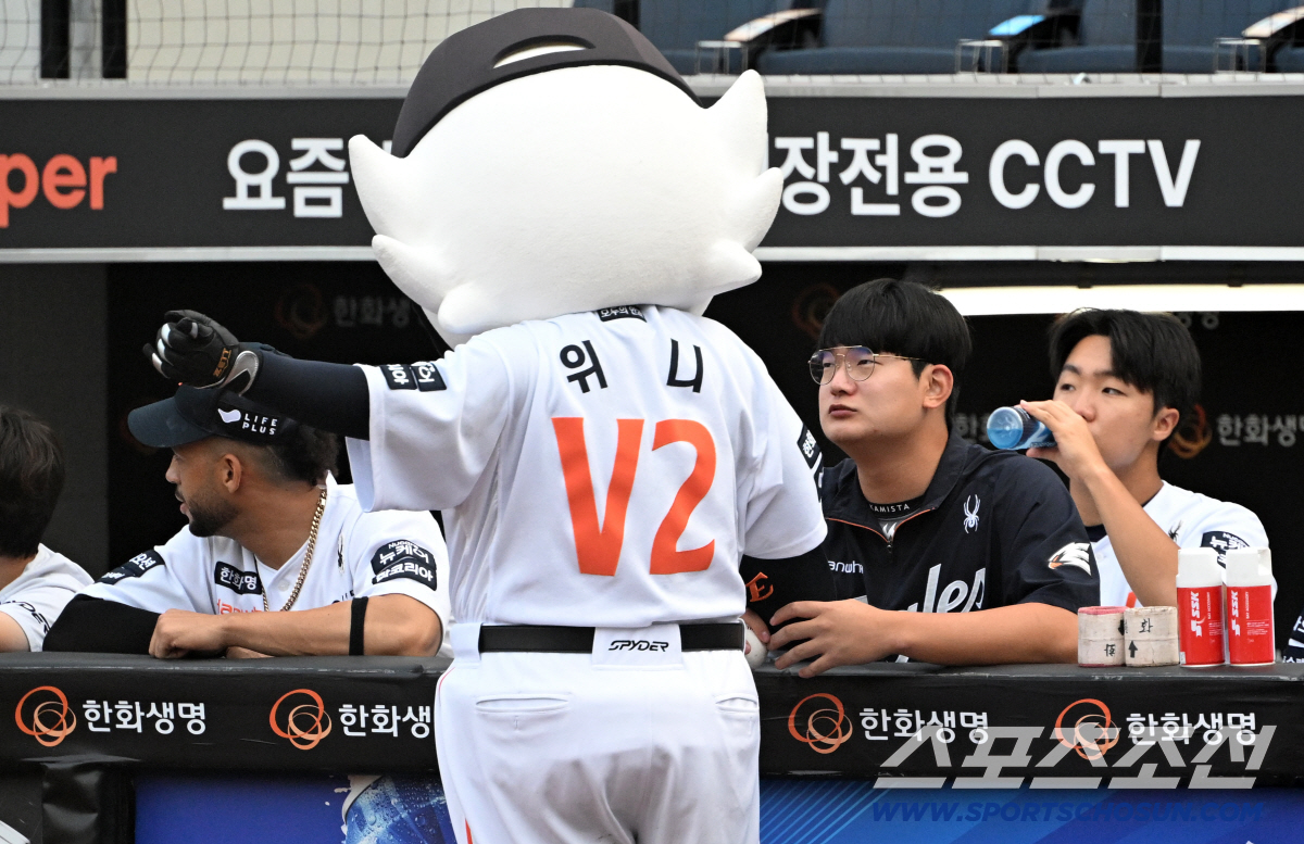 '괜찮아 그럴 수도 있어' 진심으로 마무리 투수 김서현 위로한 마스코트