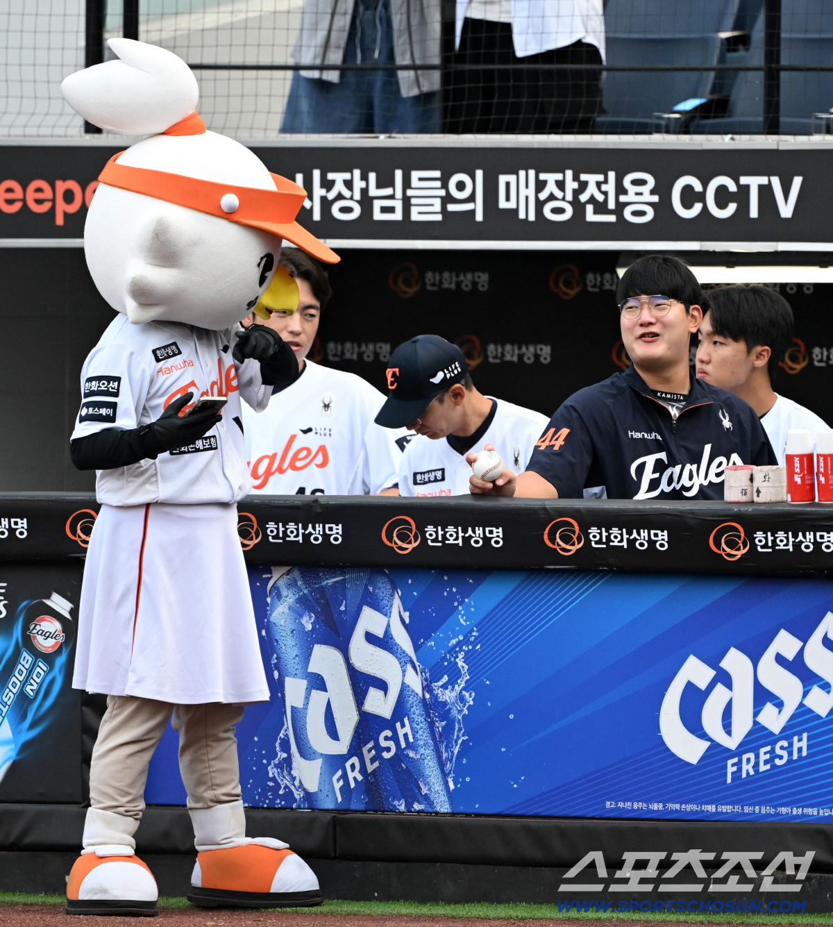 '괜찮아 그럴 수도 있어' 진심으로 마무리 투수 김서현 위로한 마스코트