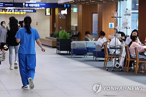 의사보다 인공지능?…AI 정보 맹신에 진료실은 혼란