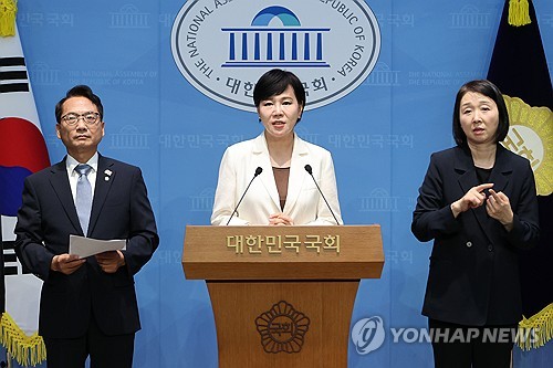 與 "尹국정원, 지난해 `이재명 정치테러 사건` 축소·은폐 의혹"