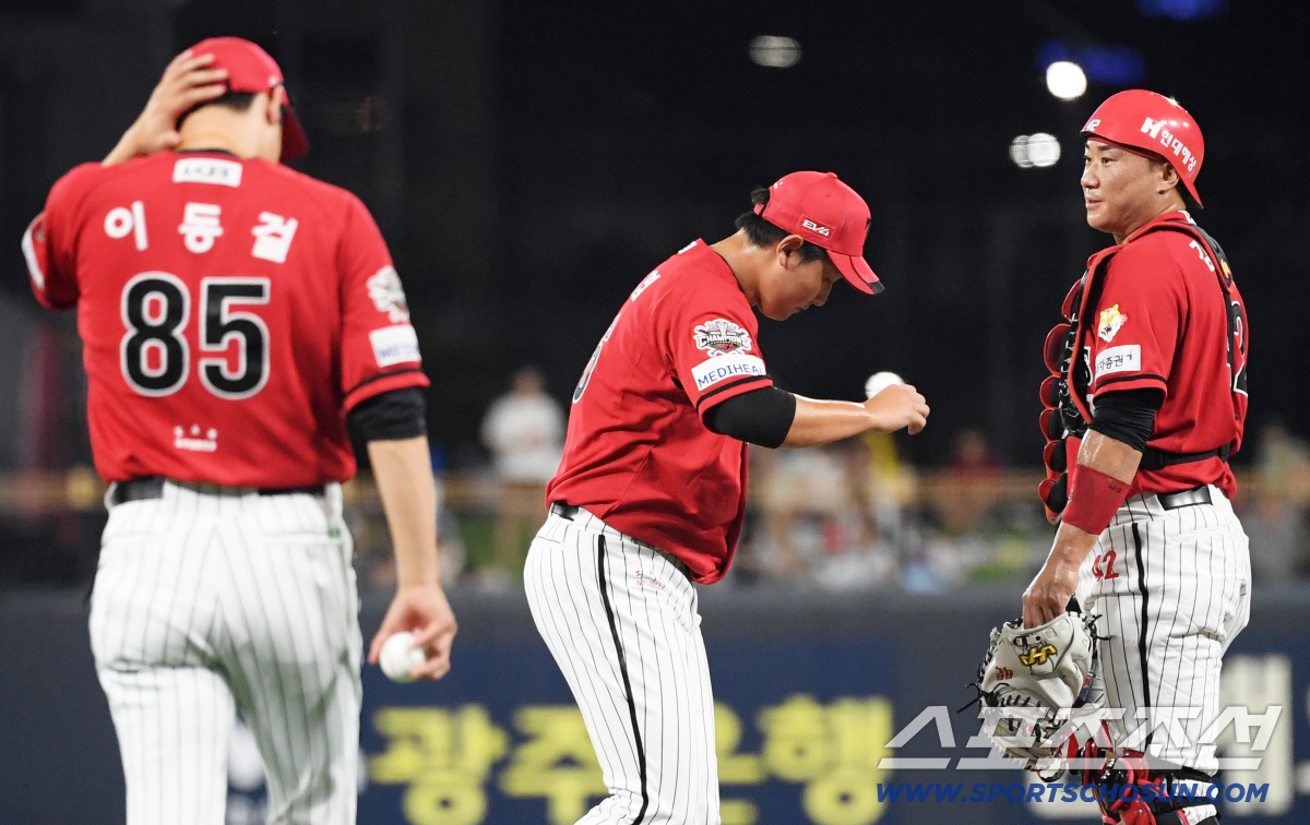 '배포 좋다고 칭찬했는데' 1아웃도 못 잡고 헤드샷 퇴장당한 신인 김정엽…