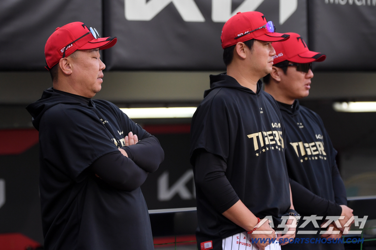 [포토] 3연패 이범호 감독 '두 눈 질끈'