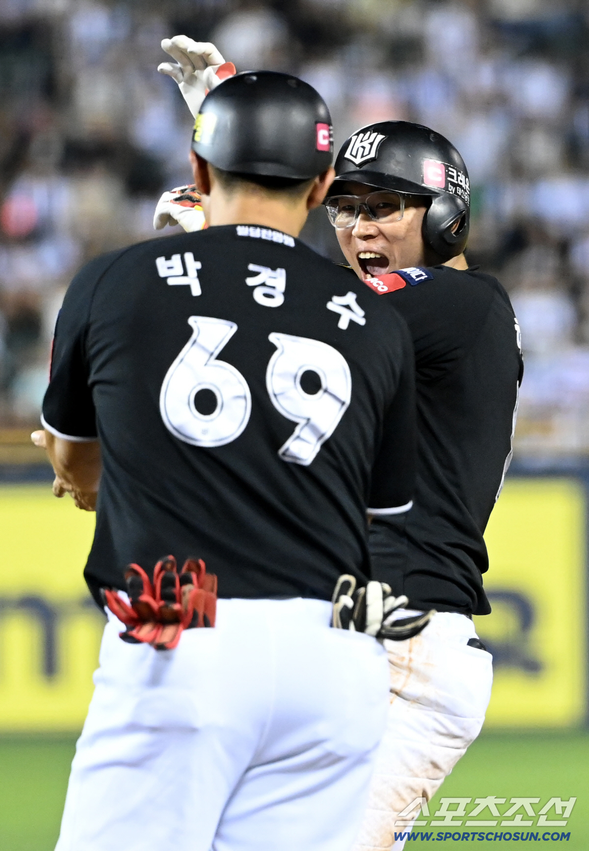 [포토] 환호하는 허경민, 8회 2타점 적시타 쾅!