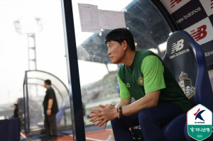 '12경기 무패' 고정운 감독의 미소 