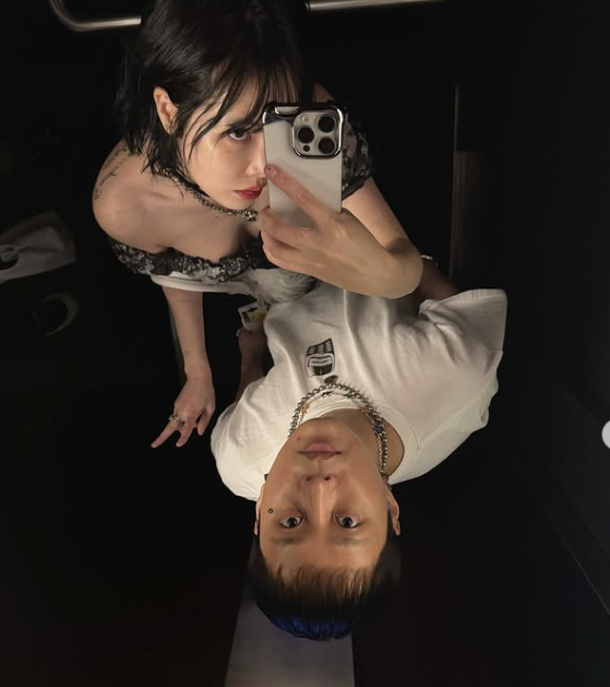 현아♥용준형, 결혼 1년만에 신혼여행 유럽으로 떠났다..커플룩+스킨십 포…