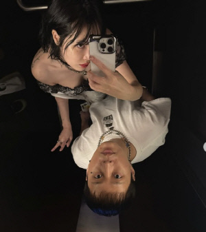 현아♥용준형, 결혼 1년만에 신혼여행 유럽으로 떠났다..커플룩 스킨십 포착