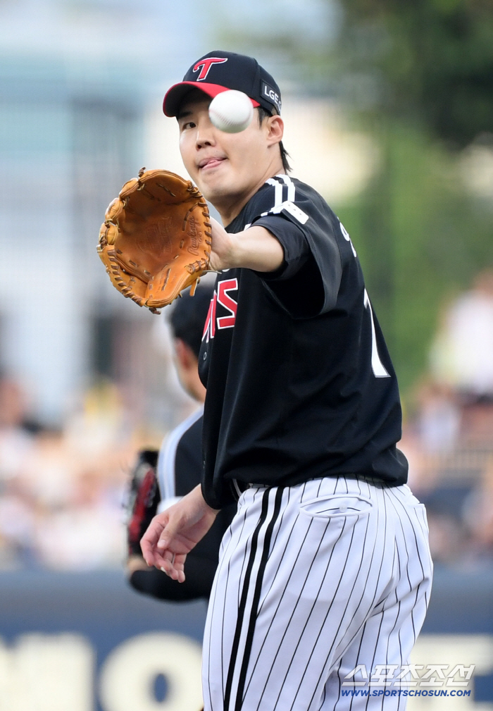 '국내 ERA 1위' 왜 150㎞ 못 던져도 리그 씹어먹을까…"구속 혁명 시대라 더 유니크하죠"