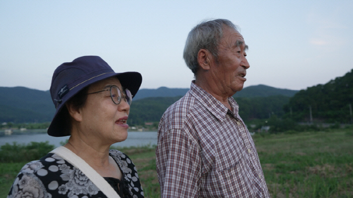 ‘매도인’ 노부부와 ‘매수인’ 신혼부부, 두 달간 특별한 ‘동거’