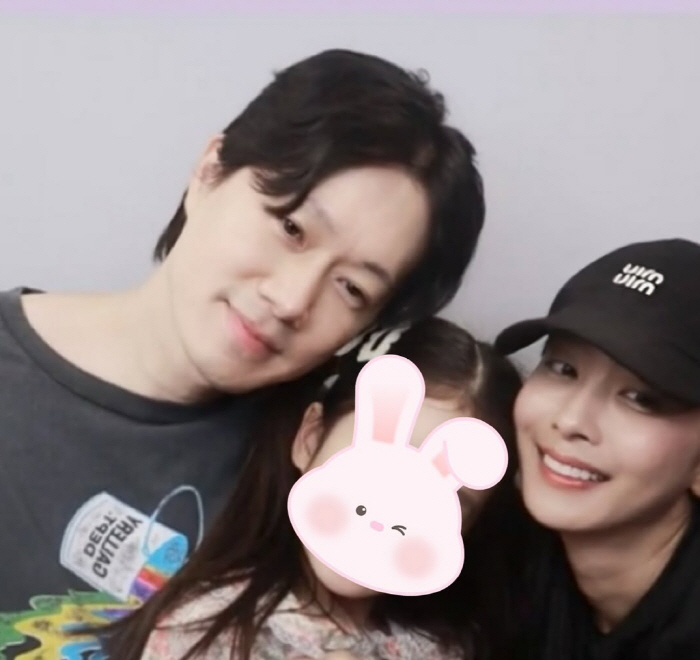박정아, ♥훈남 골퍼 전상우와 신혼 같네..귀여운 딸도 함께