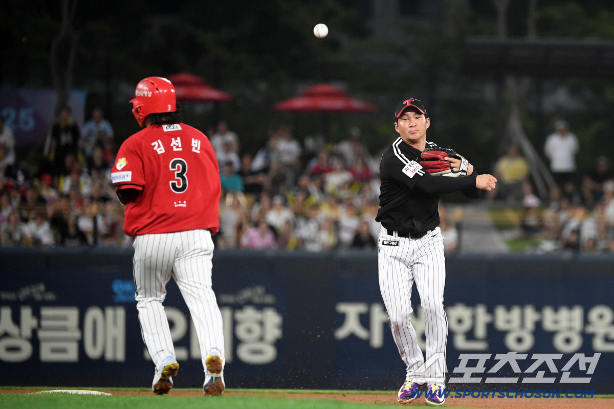 [포토] 오지환 '병살 처리'