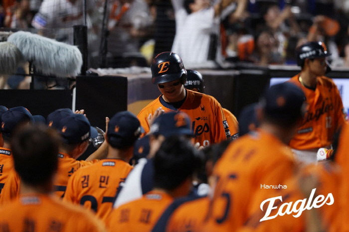 '노시환 넘겼다! 한화가 역전했다!' 6연패 → 2연승, 1위 탈환 시동…