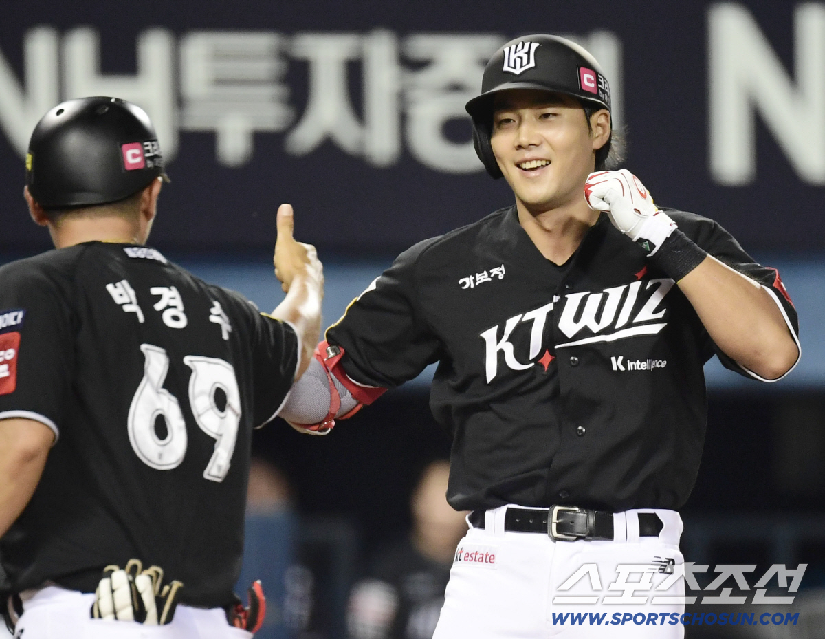 대타 역전 3점홈런 쾅! KT 장진혁 "(소)형준이가 멋있다고 해줬다"
