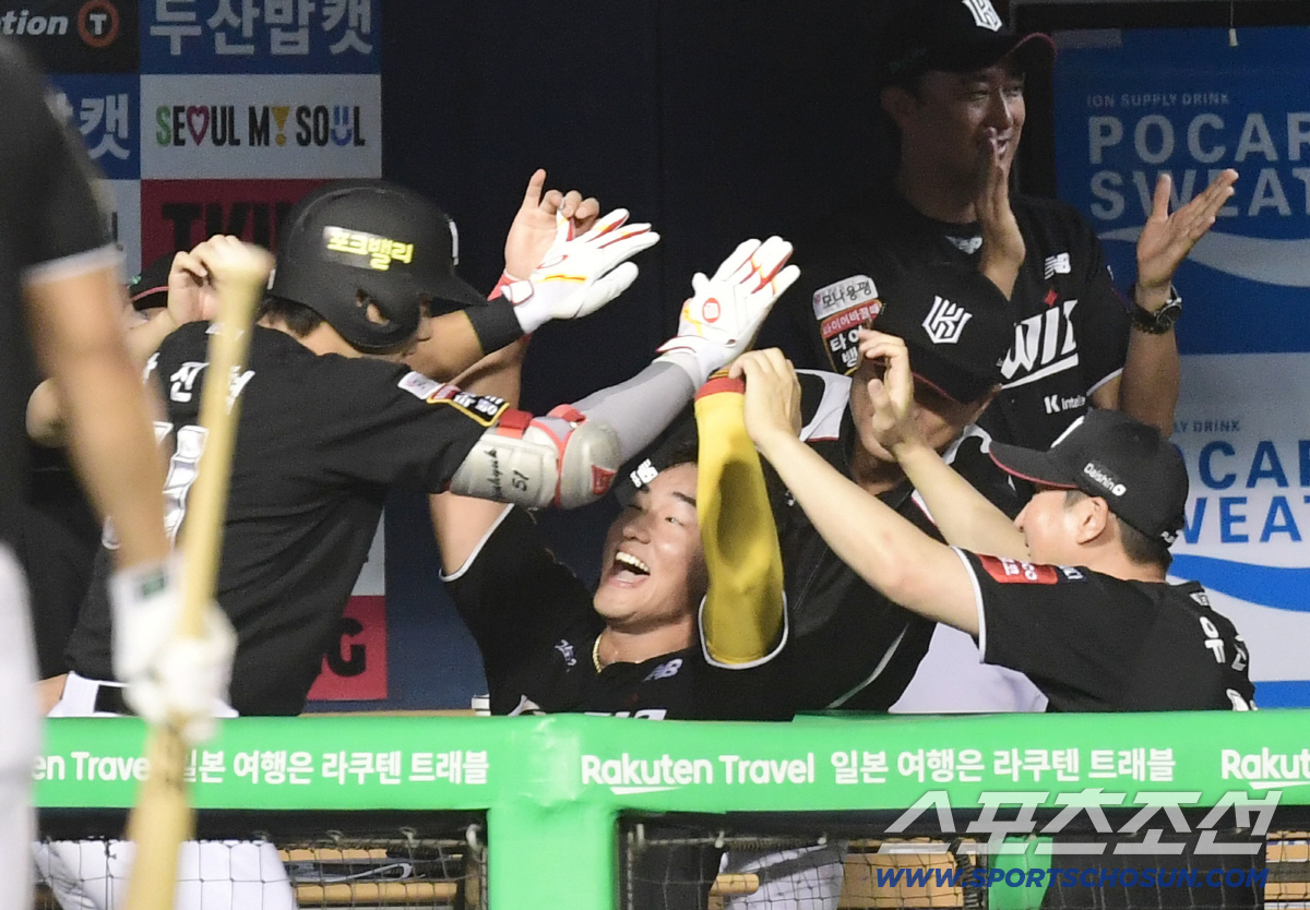 대타 역전 3점홈런 쾅! KT 장진혁 "(소)형준이가 멋있다고 해줬다"