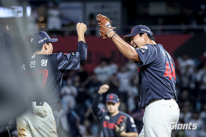 '저주 끝' 데이비슨 나가고 시작된 12연패…데이비슨 마운드 불러내고 끝…
