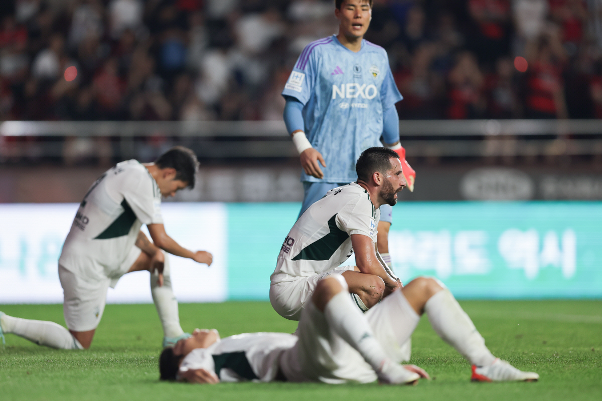 [포항 토크]26G 무패 마감 후 "우리 선수들, 축하한다"고 말한 포옛…