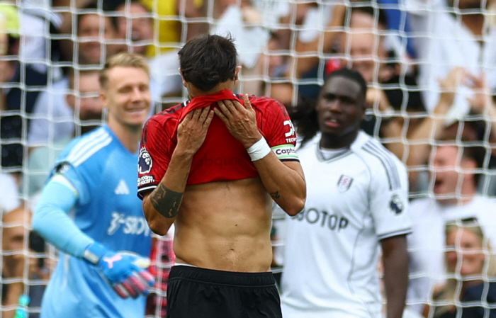 "심판, 도대체 왜 치고 가요!" 페널티킥 앞두고 멘탈 와르르, 맨유 주장 PK 실책 논란 "불안하게 만들었을 수 있다"