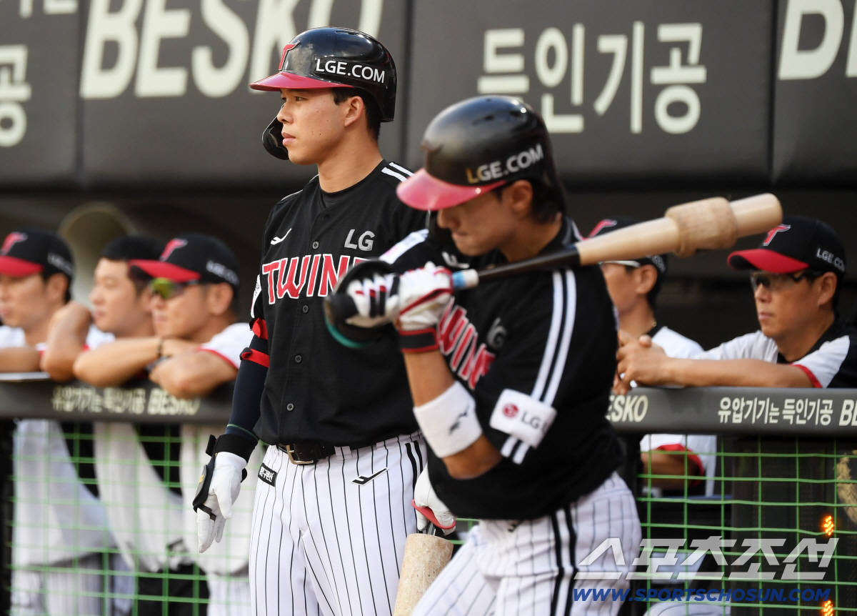 5회까지 노히트 행진중이었는데... 3연속 안타로 2실점 패전. 하필 도…
