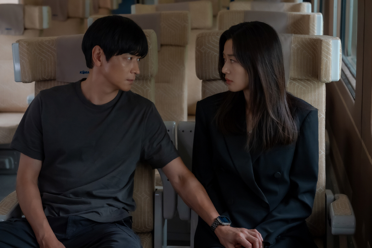경계와 이끌림의 순간..'북극성' 전지현, 그리고 강동원 스틸 공개